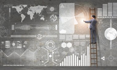 İş adamı küresel iş konseptinde merdiveni tırmanıyor