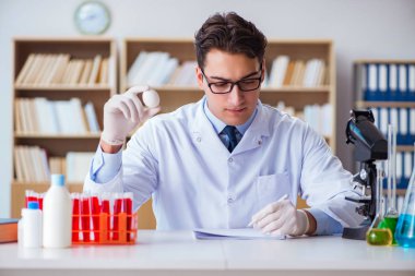 Bilim adamı organik meyve ve sebzeler üzerinde çalışıyor.