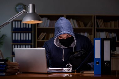 Hacker ev bilgisayarından kişisel verileri çalıyor