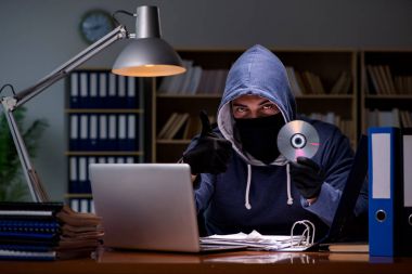 Hacker ev bilgisayarından kişisel verileri çalıyor