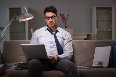 İşadamı işkolik evde geç saatlere kadar çalışıyor