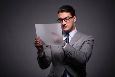 Tablet bilgisayarda çalışan yakışıklı işadamı