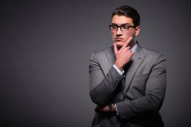 Koyu arka plan karşı yakışıklı işadamı