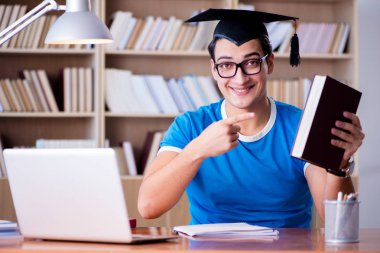 Üniversiteden mezun olan genç adam.