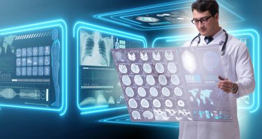 Erkek doktor beyin taraması sonuçlarını inceliyor.