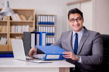 Ofiste çalışan bir işadamı.