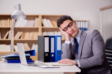 Ofiste çalışan uykulu işadamı