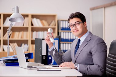 İş adamı telefonda konuşuyor.