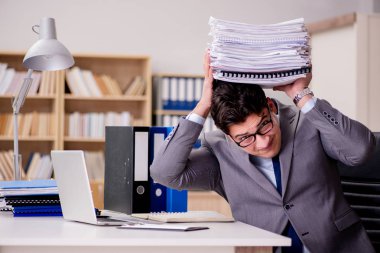 Çok fazla evrak işi yapan bir iş adamı.