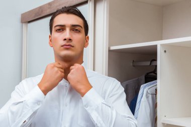 İş adamı iş için giyiniyor.