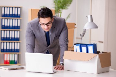 Genç yakışıklı işadamı ofisleri taşıyor