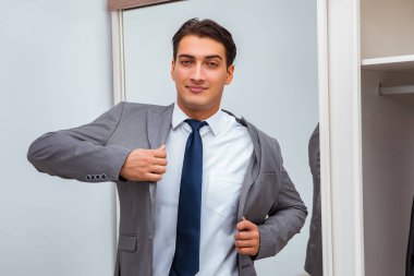 İş adamı iş için giyiniyor.