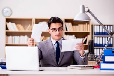 İşadamı mektup zarfını ofisinde alıyor.