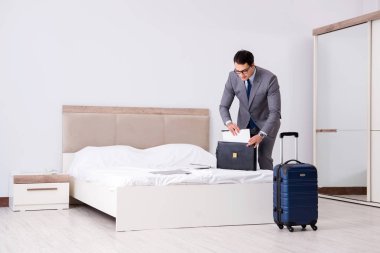 Otel odasında çalışan bir iş adamı.