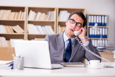 Ofisteki komik iş adamı.