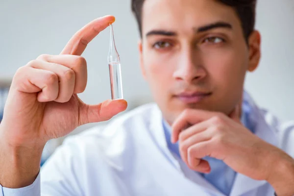 Médico segurando medicamentos no laboratório — Fotografia de Stock