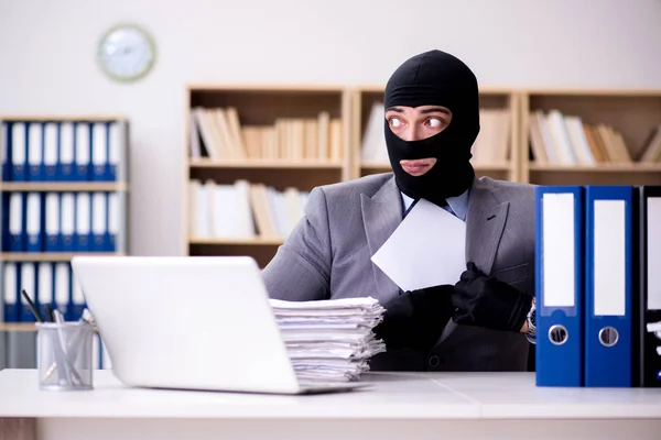 Homem de negócios criminoso usando balaclava no escritório — Fotografia de Stock