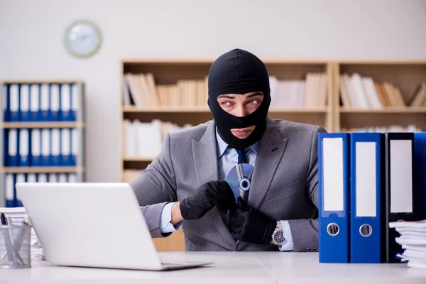 Empresário criminoso com balaclava no cargo — Fotografia de Stock