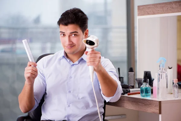 Przystojny facet w salonie fryzjerskim robi fryzurę — Zdjęcie stockowe
