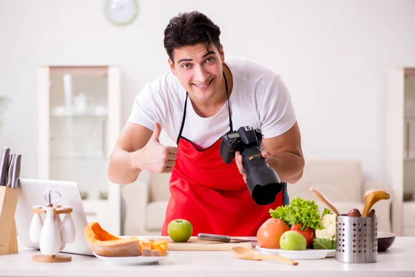 Fotógrafo de alimentos tirar fotos na cozinha — Fotografia de Stock