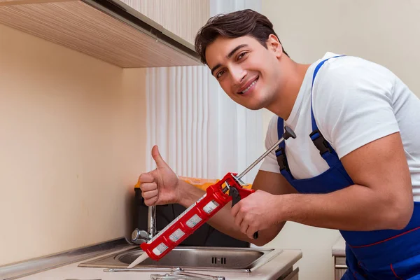 Молодий ремонтник працює на кухні — стокове фото