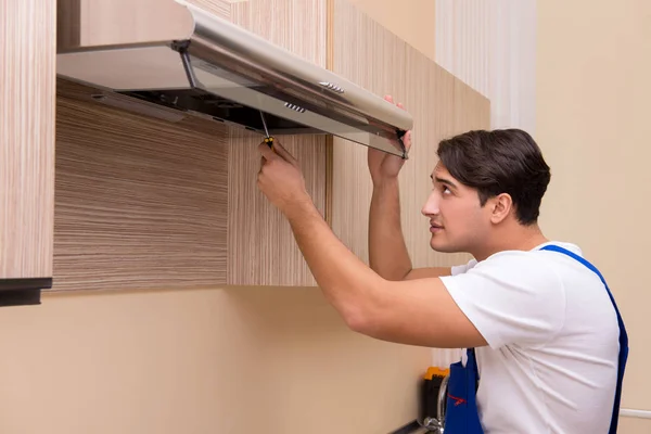 Joven trabajando con equipo de cocina —  Fotos de Stock