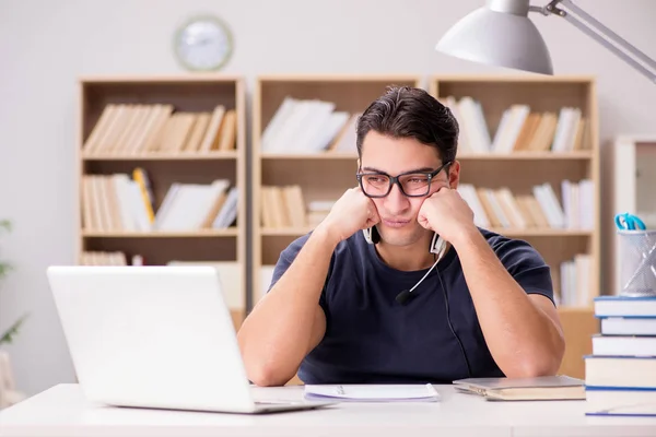 Joven freelance trabajando en la computadora —  Fotos de Stock