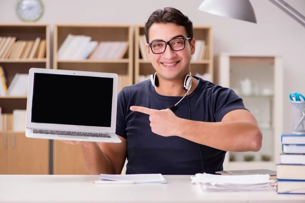 Giovane freelance ha lavorato al computer — Foto Stock