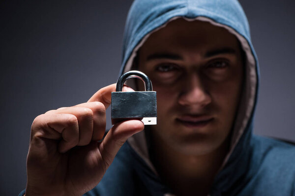 Компьютерный хакер работает в темной комнате