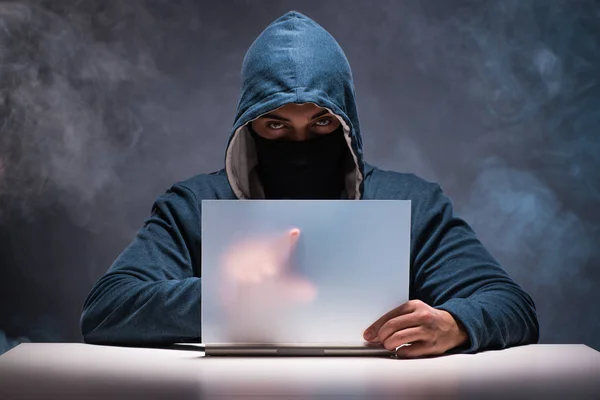 Hacker de computador trabalhando no quarto escuro — Fotografia de Stock