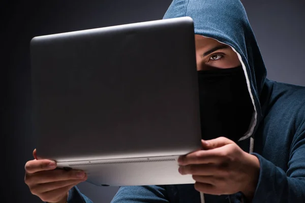 Computer hacker werkt in donkere kamer — Stockfoto