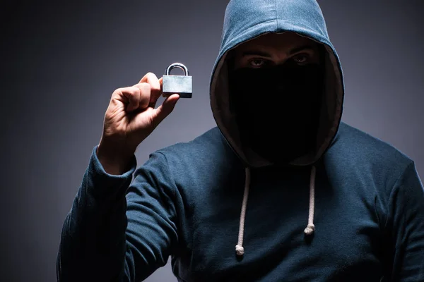 Hacker con capucha en habitación oscura —  Fotos de Stock