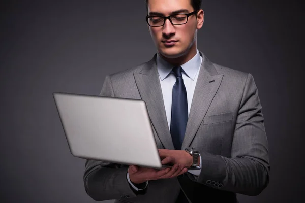 Hombre de negocios guapo trabajando en el ordenador portátil — Foto de Stock