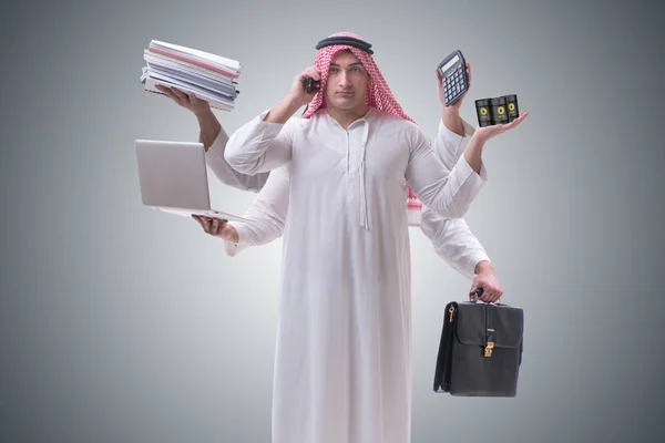 Homme d'affaires arabe dans le concept multitâche — Photo