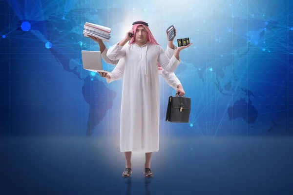 Uomo d'affari arabo nel concetto di multitasking — Foto Stock
