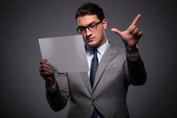 Hombre de negocios guapo que trabaja en la tableta —  Fotos de Stock