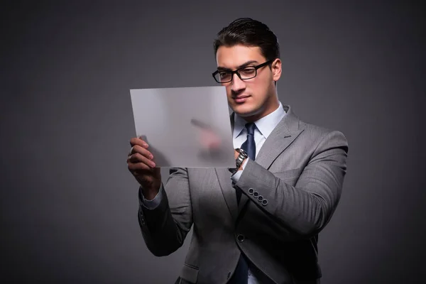 Bonito homem de negócios trabalhando no computador tablet — Fotografia de Stock