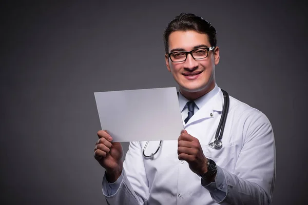 Junge Ärztin arbeitet an Tablet-Computer — Stockfoto