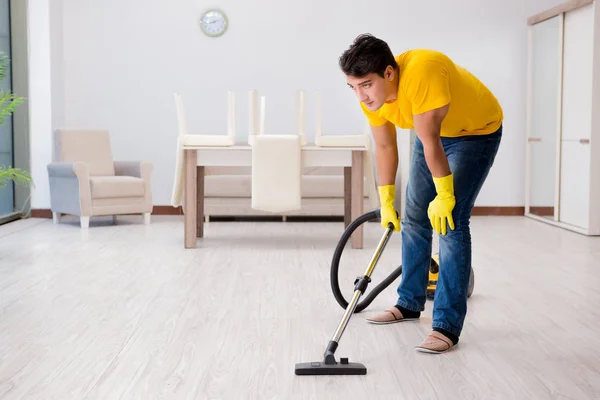 Man husband cleaning the house helping his wife — Stock Photo, Image