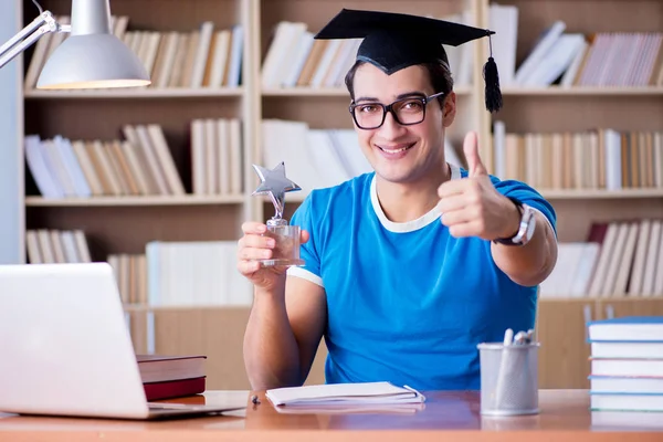 Jovem formado pela universidade — Fotografia de Stock