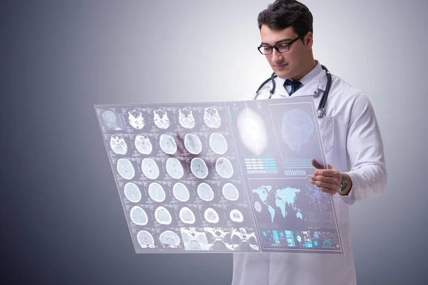 Médico masculino que estuda os resultados da ressonância magnética cerebral — Fotografia de Stock
