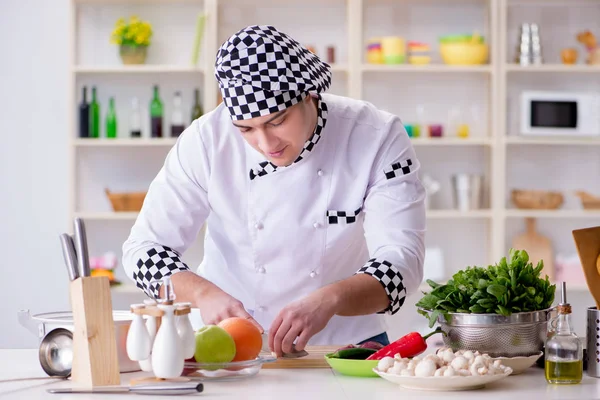 Jovem cozinheiro do sexo masculino trabalhando na cozinha — Fotografia de Stock