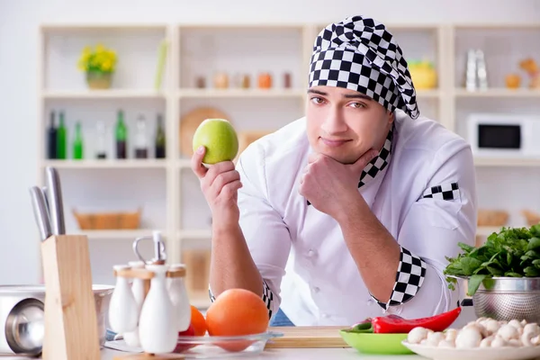 Jovem cozinheiro do sexo masculino trabalhando na cozinha — Fotografia de Stock