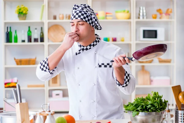 Cocinero joven trabajando en la cocina — Foto de Stock