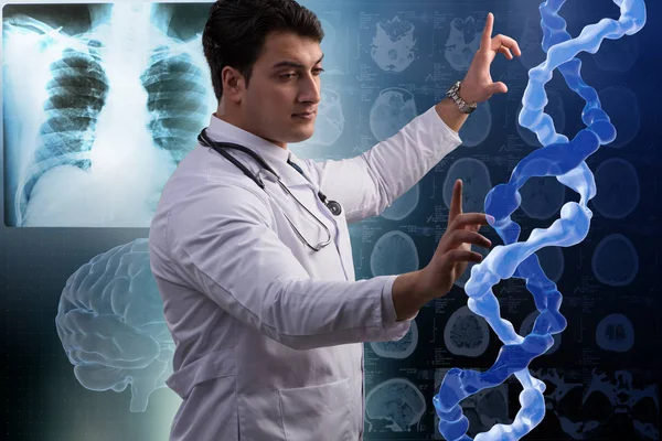 Ученый изучает ДНК человека в лаборатории — стоковое фото