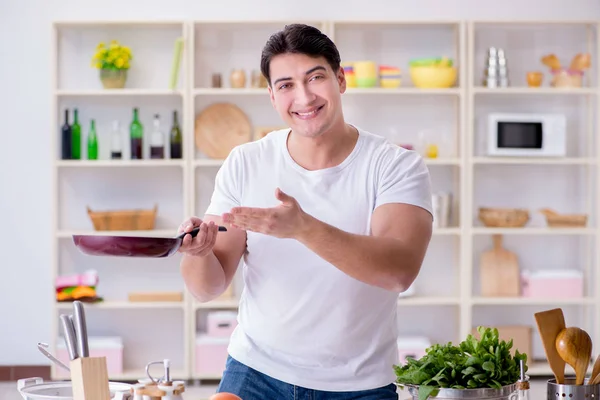 Cocinero joven trabajando en la cocina — Foto de Stock