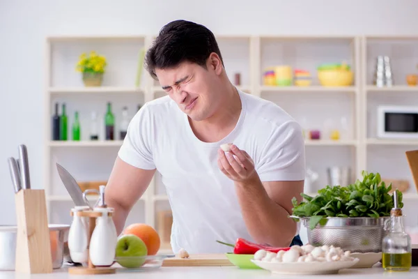 Cocinero joven trabajando en la cocina —  Fotos de Stock