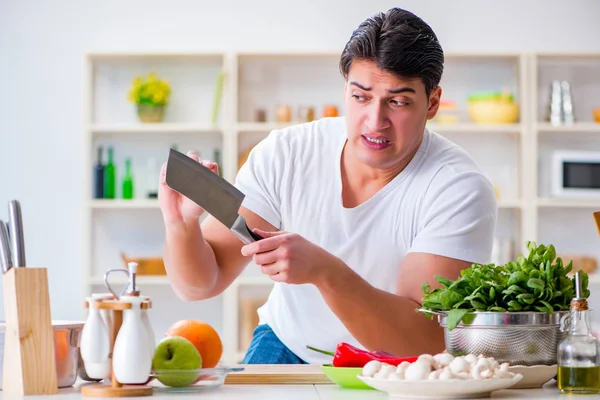 Cocinero joven trabajando en la cocina —  Fotos de Stock