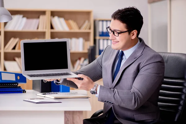 Hombre de negocios que trabaja en la oficina —  Fotos de Stock