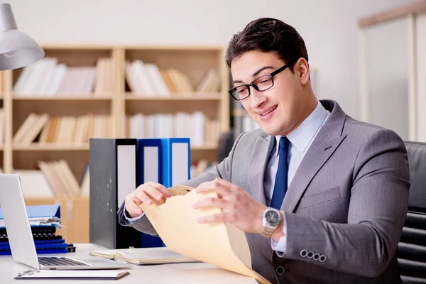 Businessman receiving letter envelope in office — Stock Photo, Image